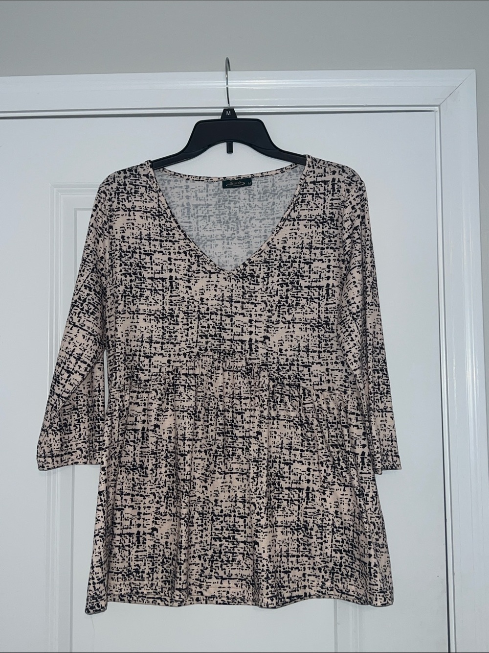 Slimming V-Neck Printed Tunic Top in Beige and Black